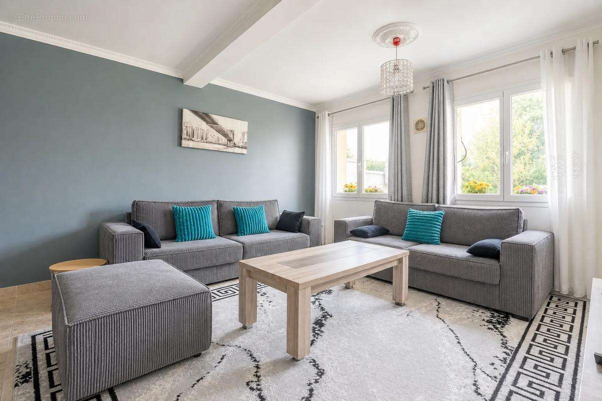 Maison de 7 pièces de 175 m² située à Le Blanc-Mesnil - photo 2