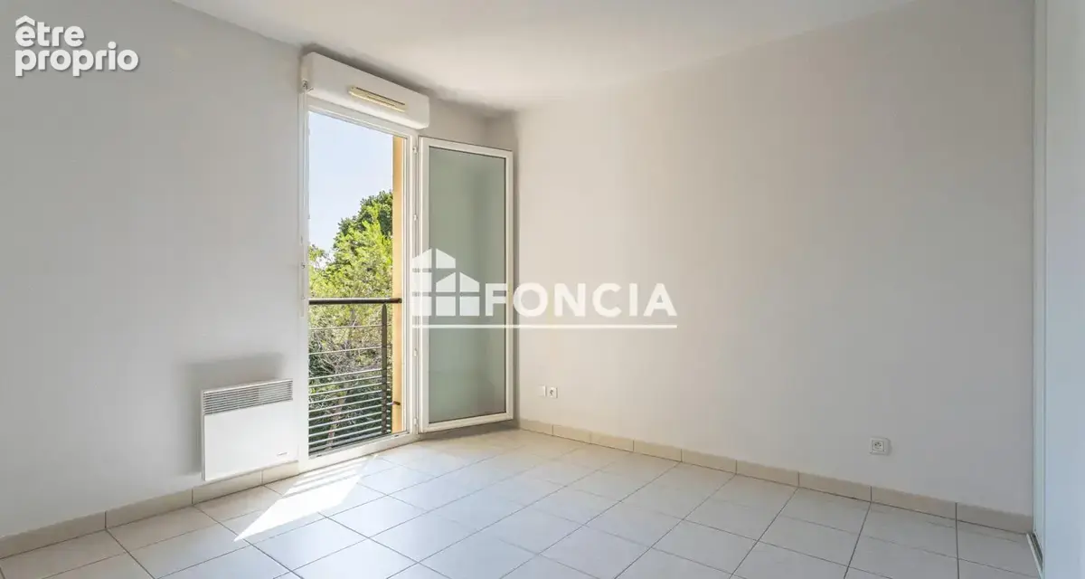 La Seyne-sur-Mer – Appartement Type 2 au dernier étage avec terrasse, piscine et vue dégagée - photo 8
