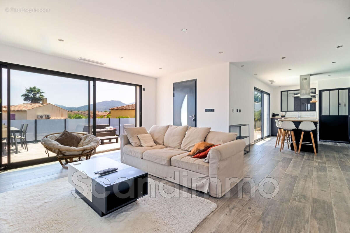 Maison à ROQUEBRUNE-SUR-ARGENS