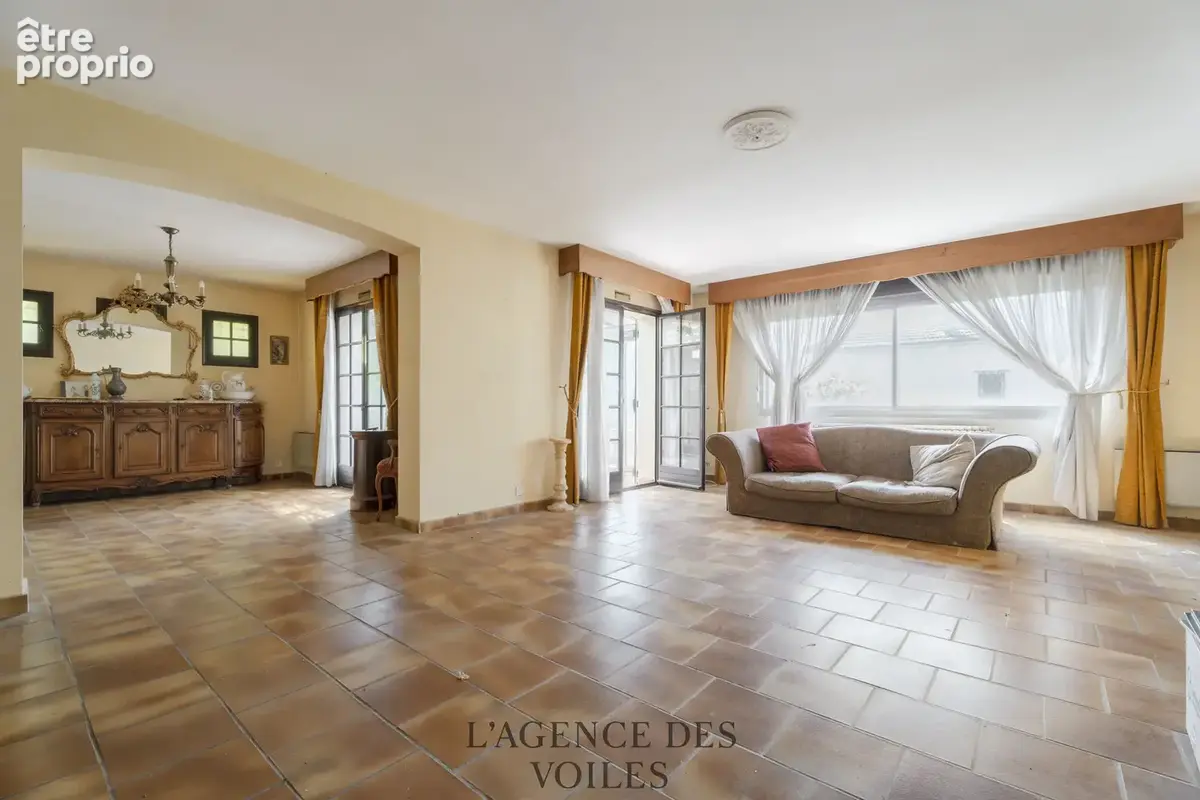 Maison individuelle T5/T6 sur sous-sol avec jardin, terrasses, et piscine - photo 4