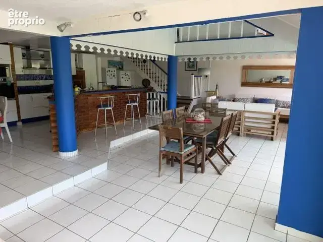 Villa 310 m² divisée en deux appartements Piscine et vue dégagée — Terrain de 1 076 m² - photo 4