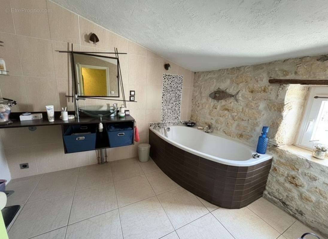 Maison à CHAILLEVETTE