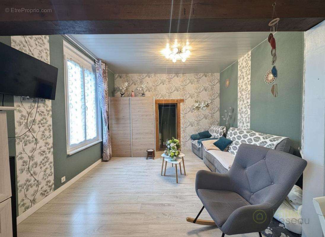 Maison 86 m² à Combles  - photo 2