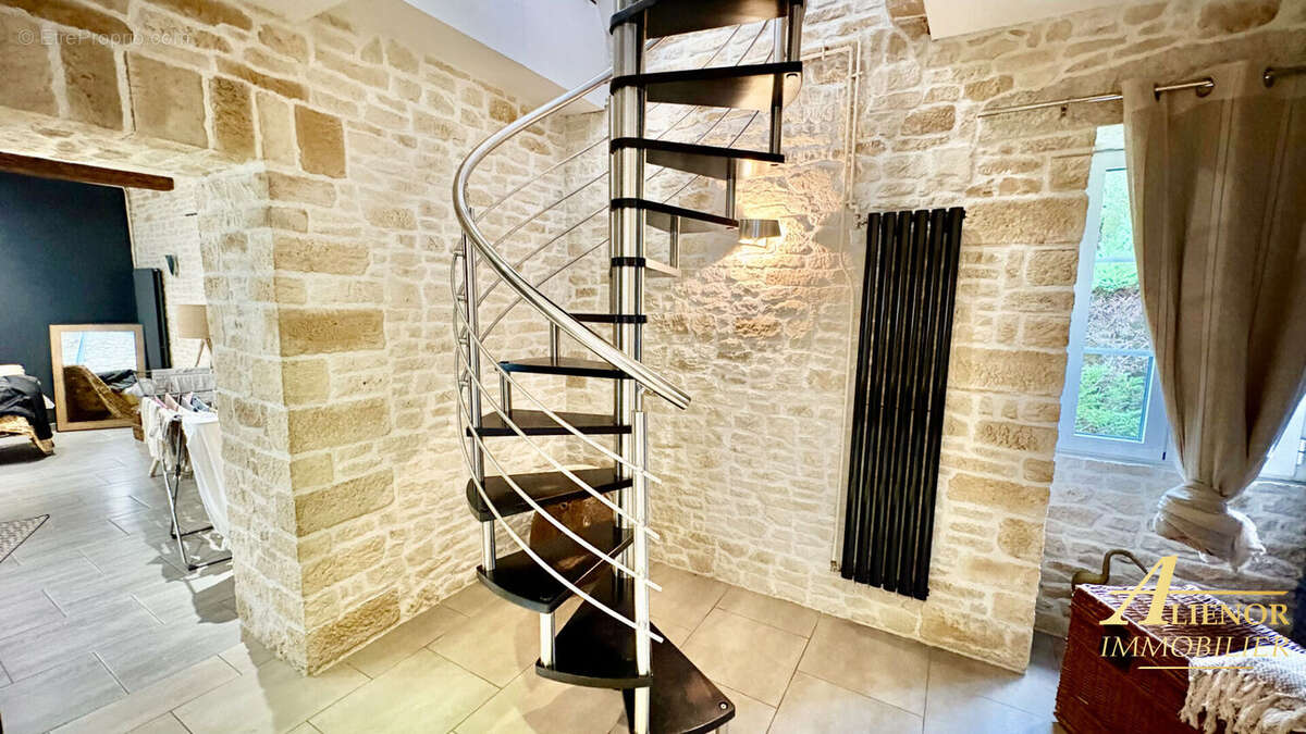 Maison à SAINT-PIERRE-DE-CHIGNAC