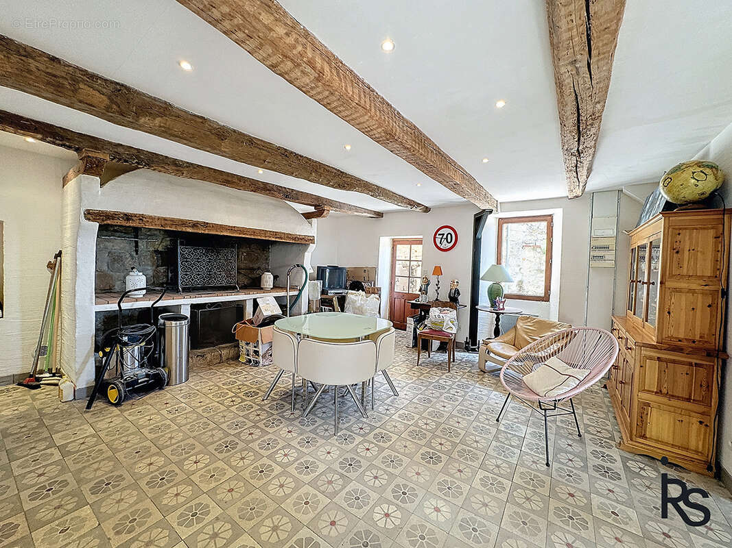 Dans un hameau typique, un ensemble immobilier de 3 maisons avec 8300 m2 de terrain et une vue splendide. - photo 21
