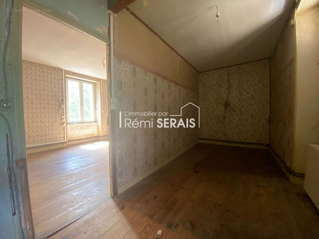 Maison à rénover avec dépendances et combles exploitables près de Potigny - photo 8