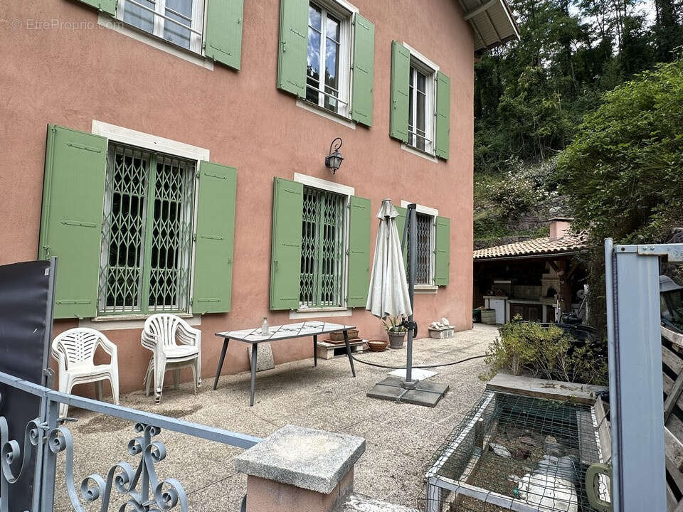 À vendre, moitié droite d’une magnifique maison de maître avec garage et jardin - photo 10