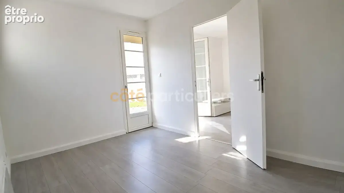 Bellevigny -- centre ville -- maison -- jardin clos -- 7 pieces -- 5 chambres -- 147 m2  -- puit independant  -- garage double - photo 12
