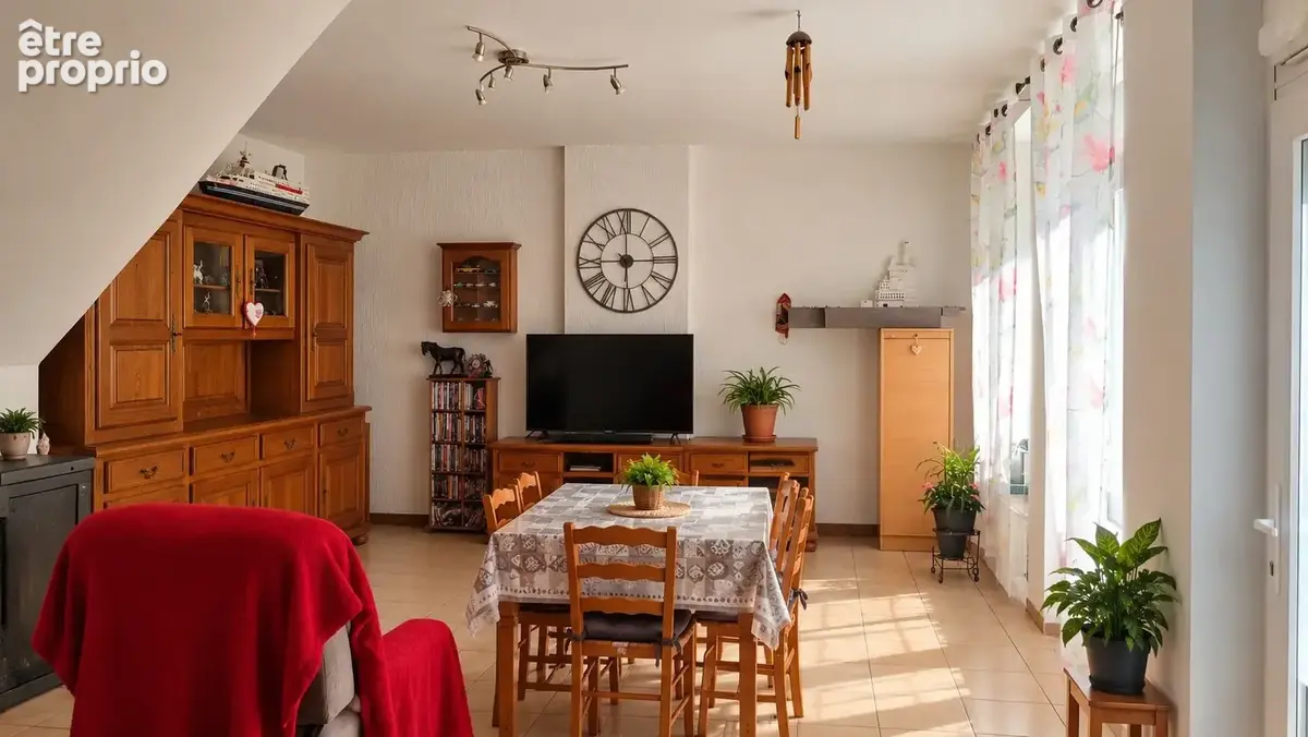 Maison rénovée, louée, cour et deux chambres - photo 1