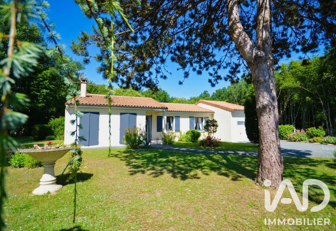Maison 100 m² à Chermignac  - photo 4