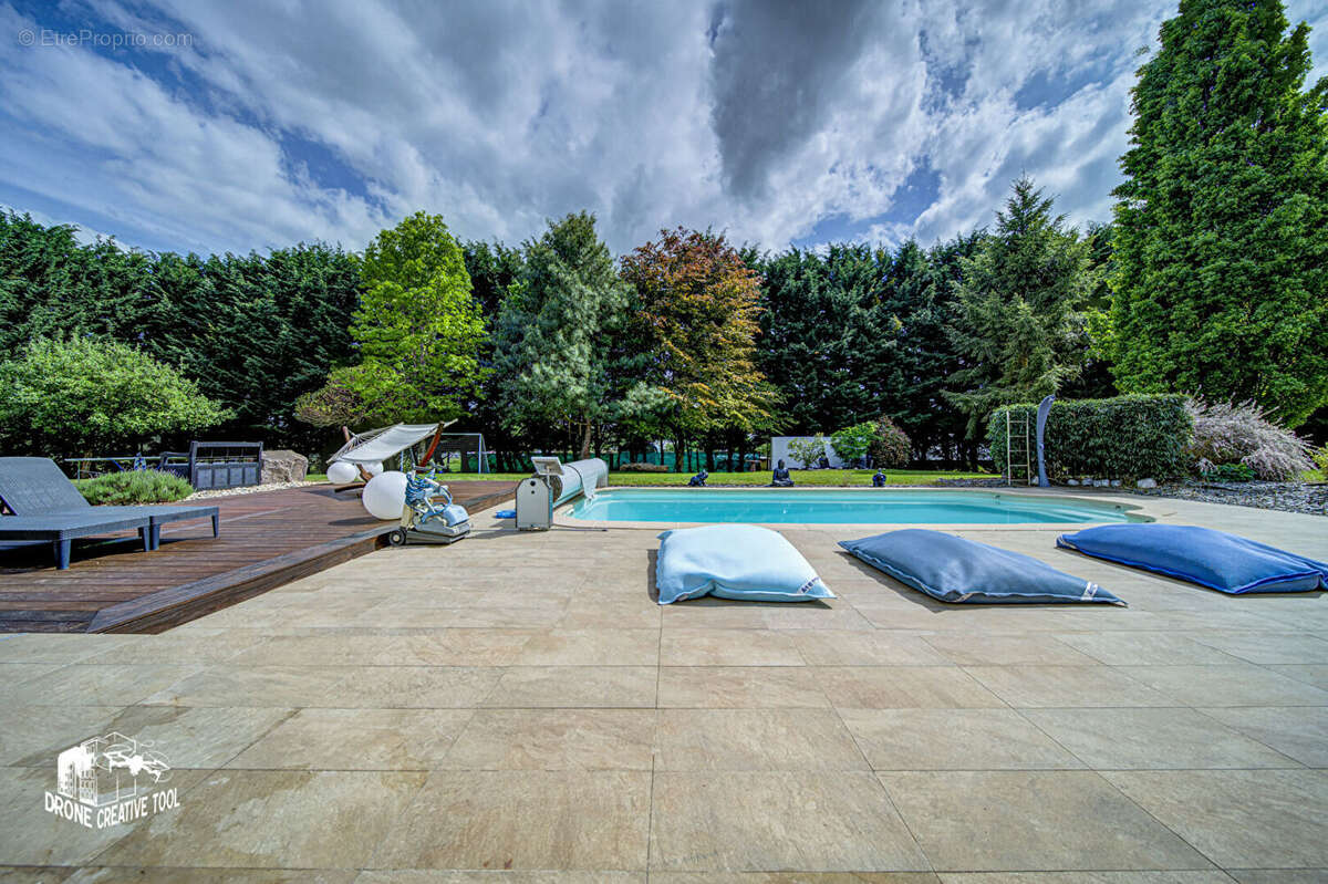 Maison à COIN-LES-CUVRY