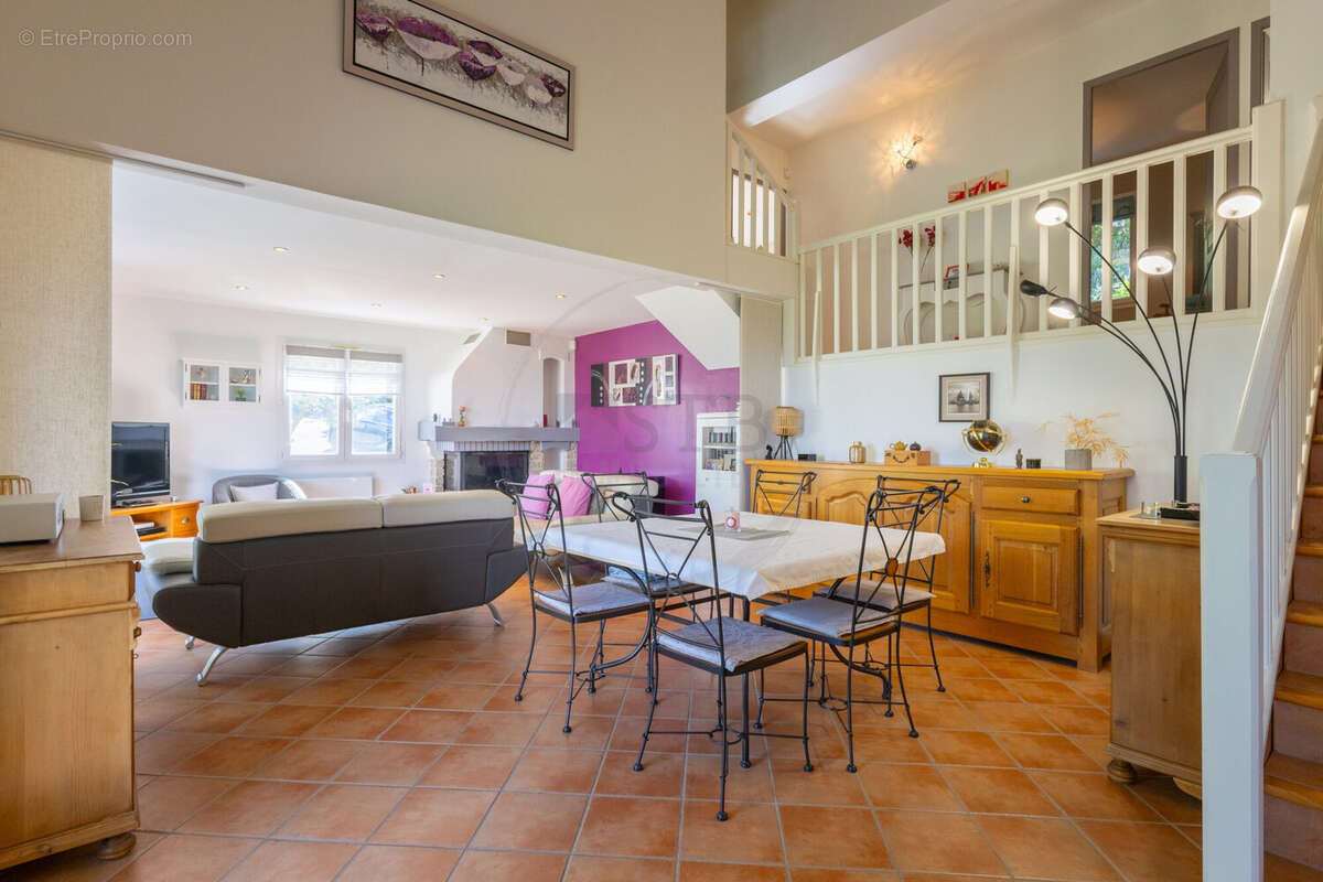 Maison à CHARMES-SUR-RHONE