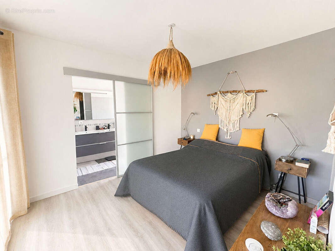 Maison contemporaine récente de plain -pied, piscine et annexes - photo 9
