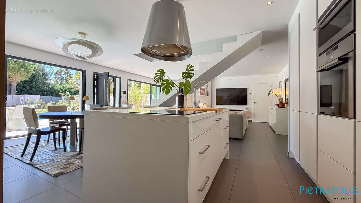 Maison 140 m² à Charbonnieres-Les-Bains  - photo 7