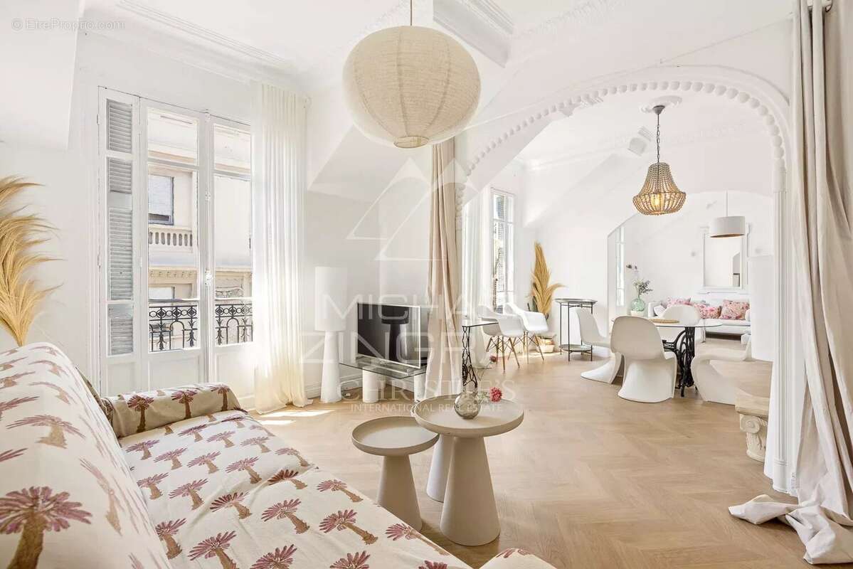 Carré d'Or – Dernier étage d'exception au charme bohème avec vue mer latérale - photo 2