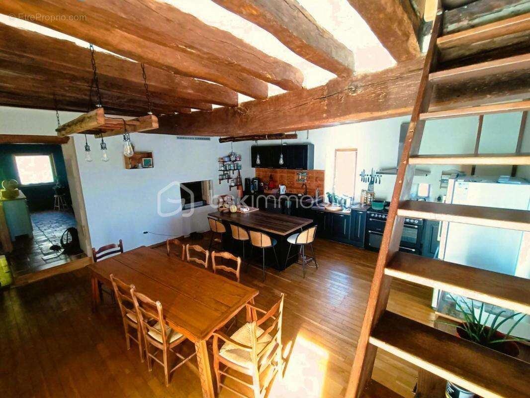 Grande maison de caractère 217 m² +  3 dépendances et terrain au bord de Indrois - photo 3