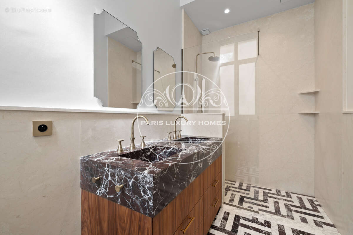 Appartement à PARIS-8E