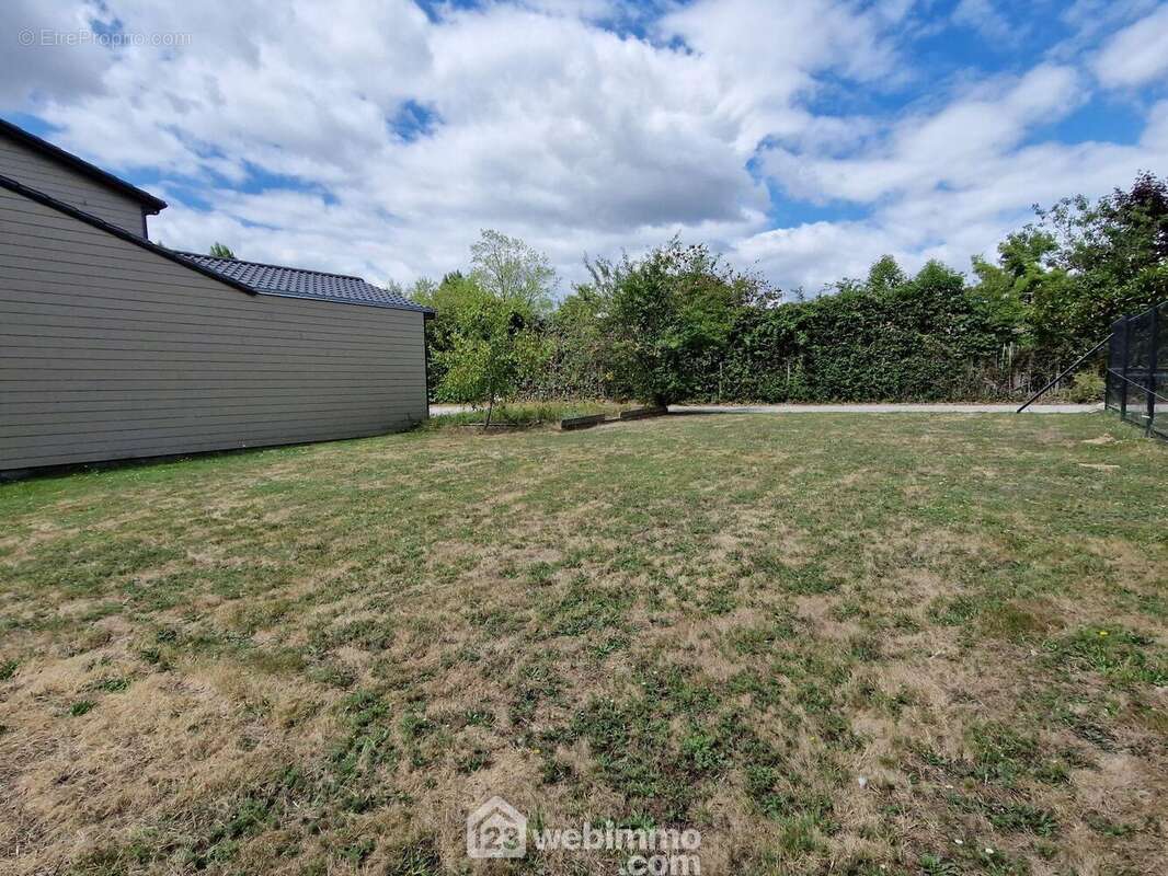 Terrain à LES CLOUZEAUX