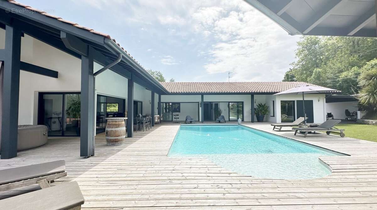 Villa d'architecte de type t8 de 220 m2 dont un appartement de 46 m2 avec piscine - photo 3
