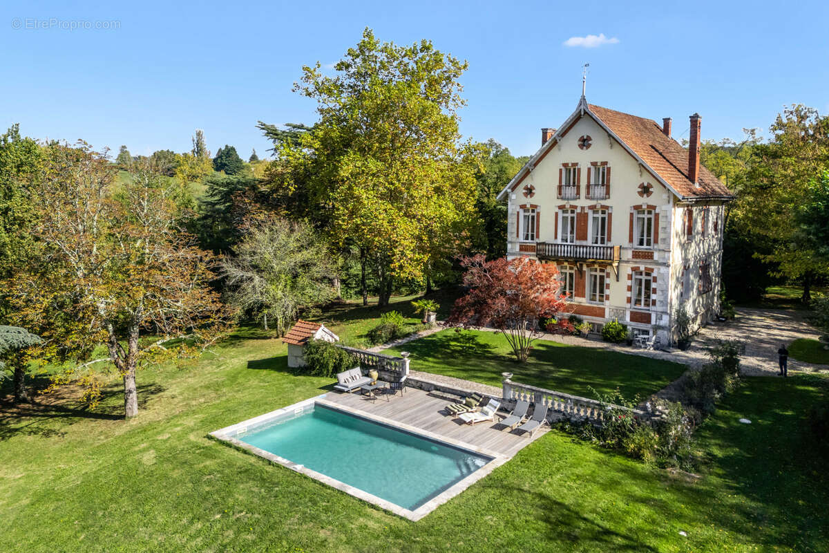 Country property with pool and stables - photo 4