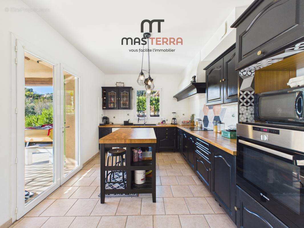 Maison à CHATEAUNEUF-GRASSE