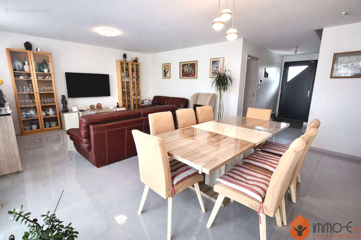 Maison à CONDE-SAINTE-LIBIAIRE