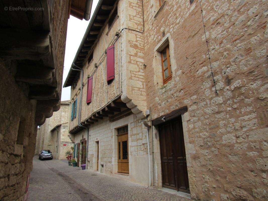 Grande maison medievale  de village entierement renovee dpe en b avec une petite maison qui sert de garage   290000€ - photo 48