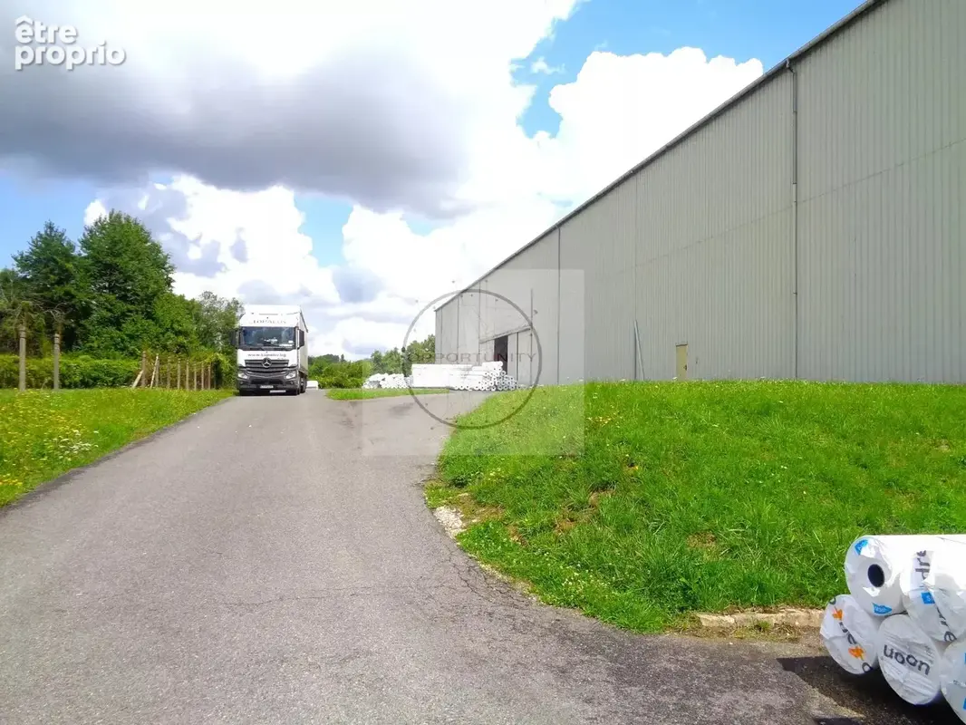 Immeuble/Entrepôt Local D'Activités Edifié sur 15 756m2 de terrain - photo 3