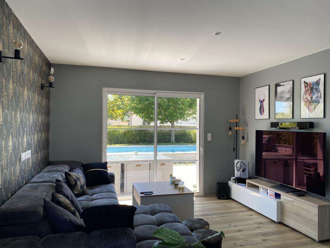 Maison 110 m² à Saint-Yzan-De-Soudiac  - photo 3