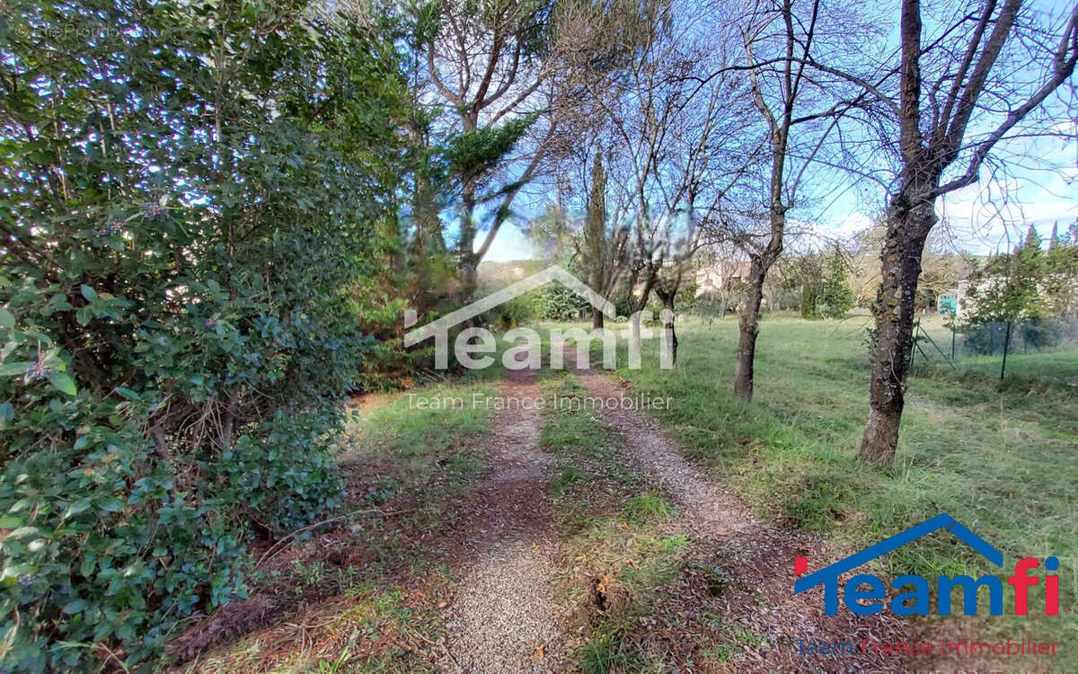 Terrain à SAINT-JULIEN-LES-ROSIERS
