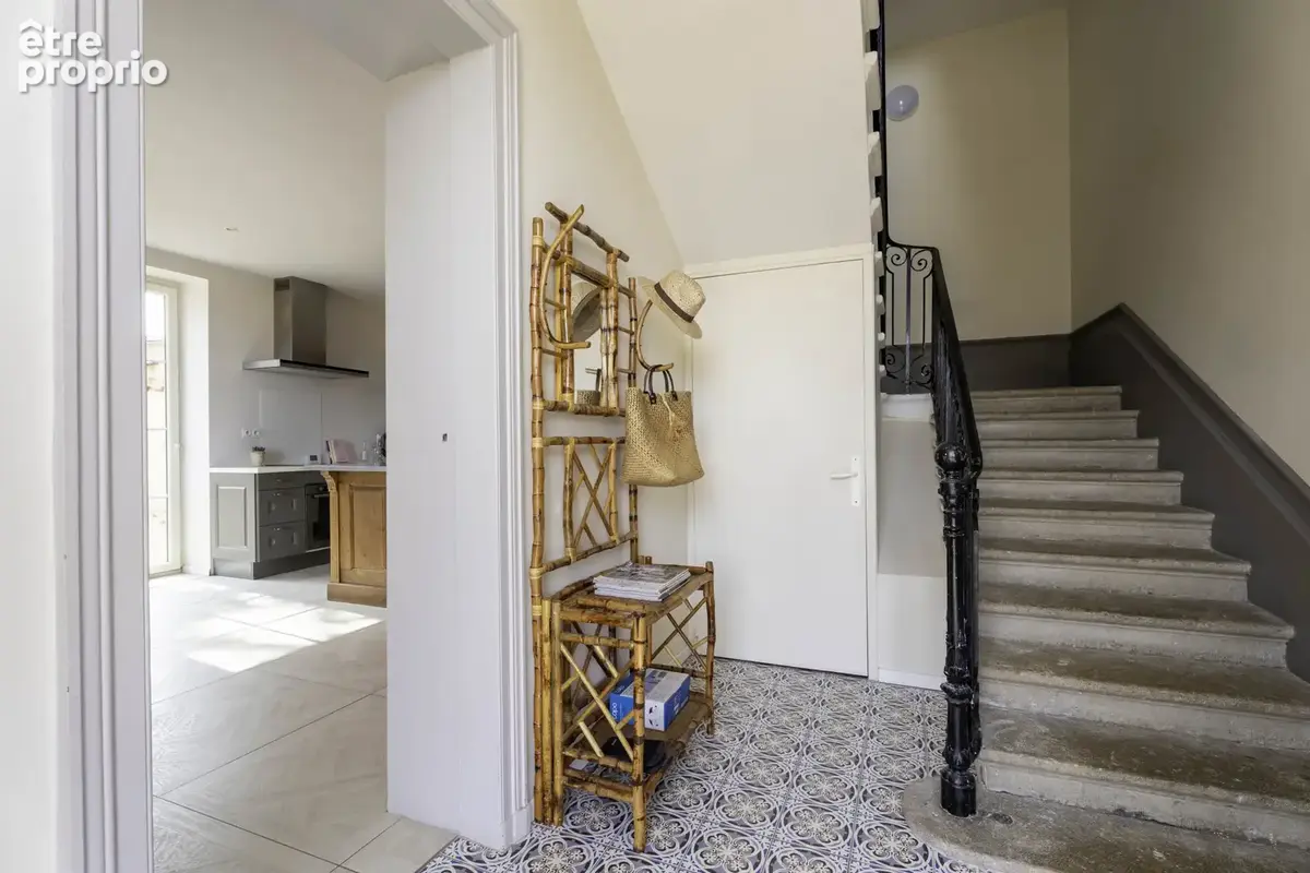 Au cœur de Lachassagne   Élégante maison bourgeoise avec jardin piscinable - secteur sécurisé - photo 4