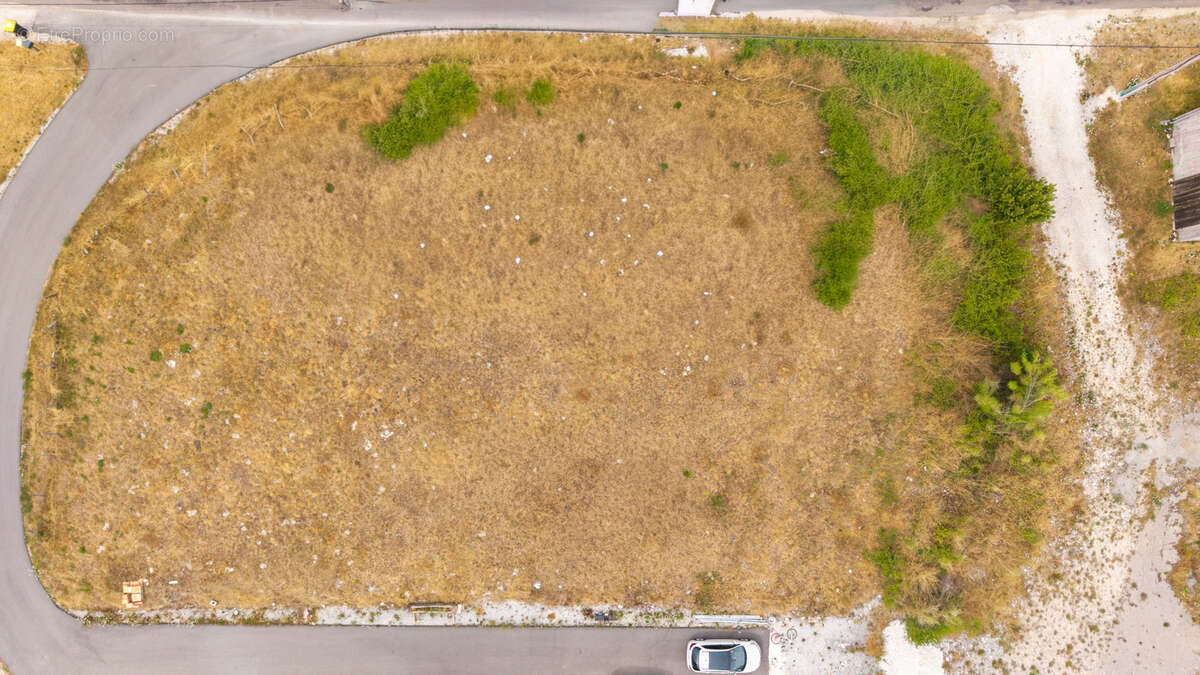 Terrain constructible de 1 470 m2 - photo 6