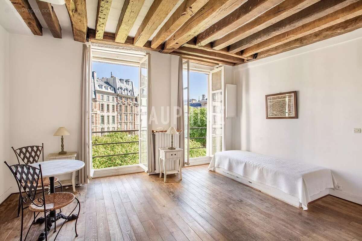 Appartement à PARIS-1E