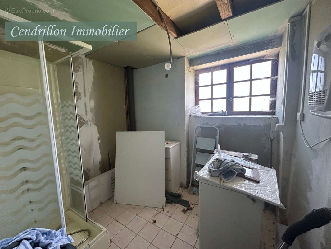 Maison en Pierre avec grange, 2 chambres sur 300m2 - photo 4