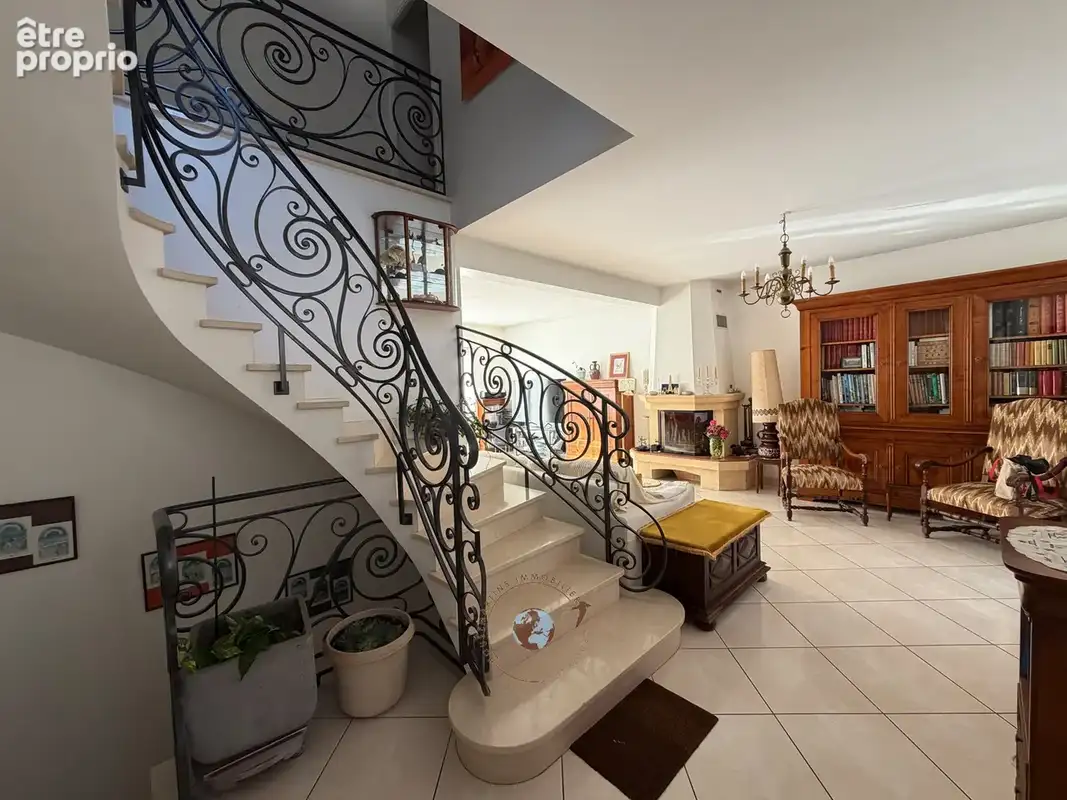 Très belle maison nichée dans la verdure, tout proche du centre. - photo 3