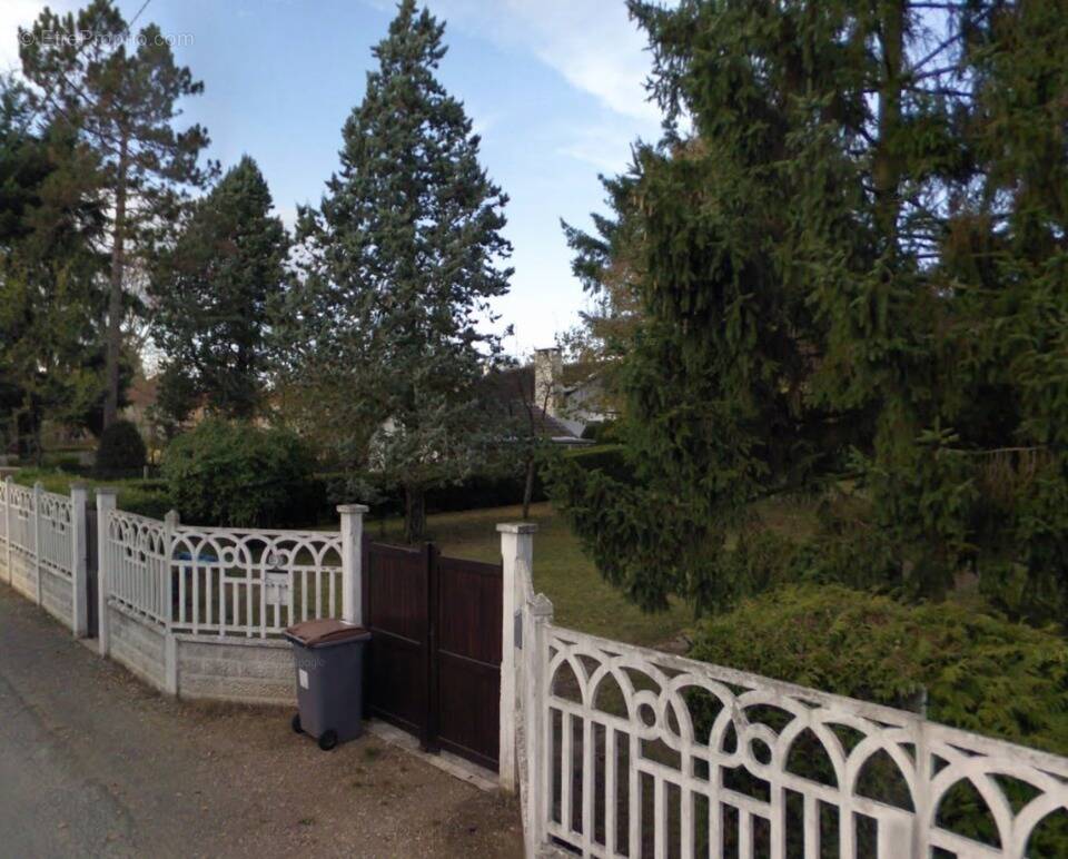 Terrain à LE COUDRAY-MONTCEAUX