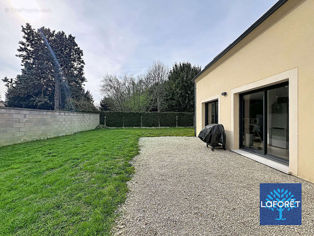 Maison à D'HUISON-LONGUEVILLE