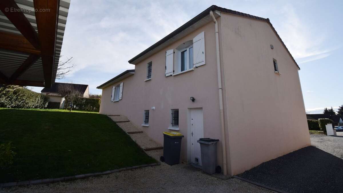 Maison à CREUZIER-LE-VIEUX