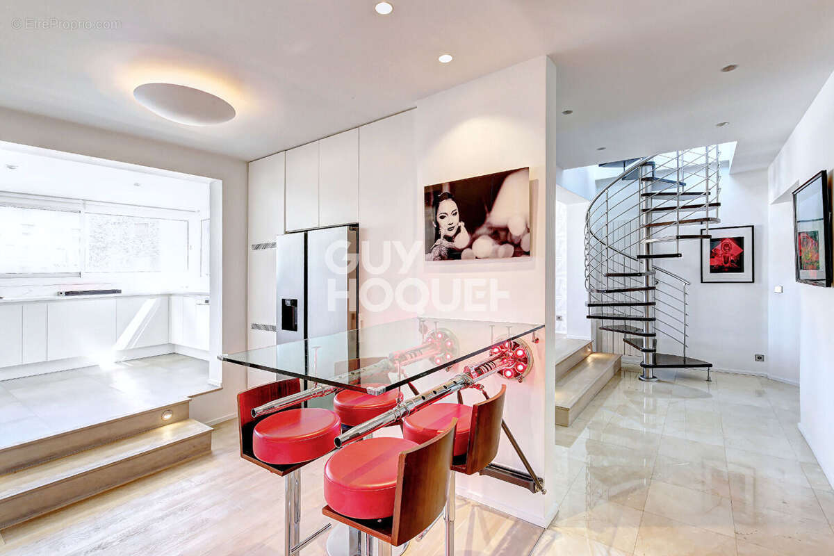 Appartement à PARIS-16E