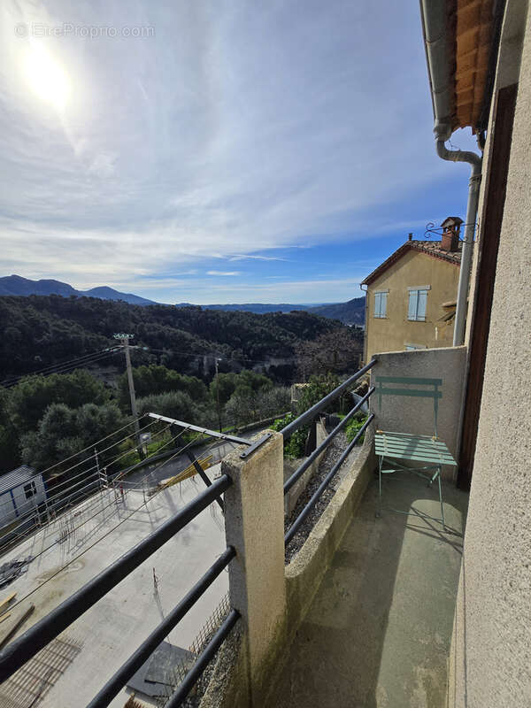 Appartement à LA ROQUETTE-SUR-VAR