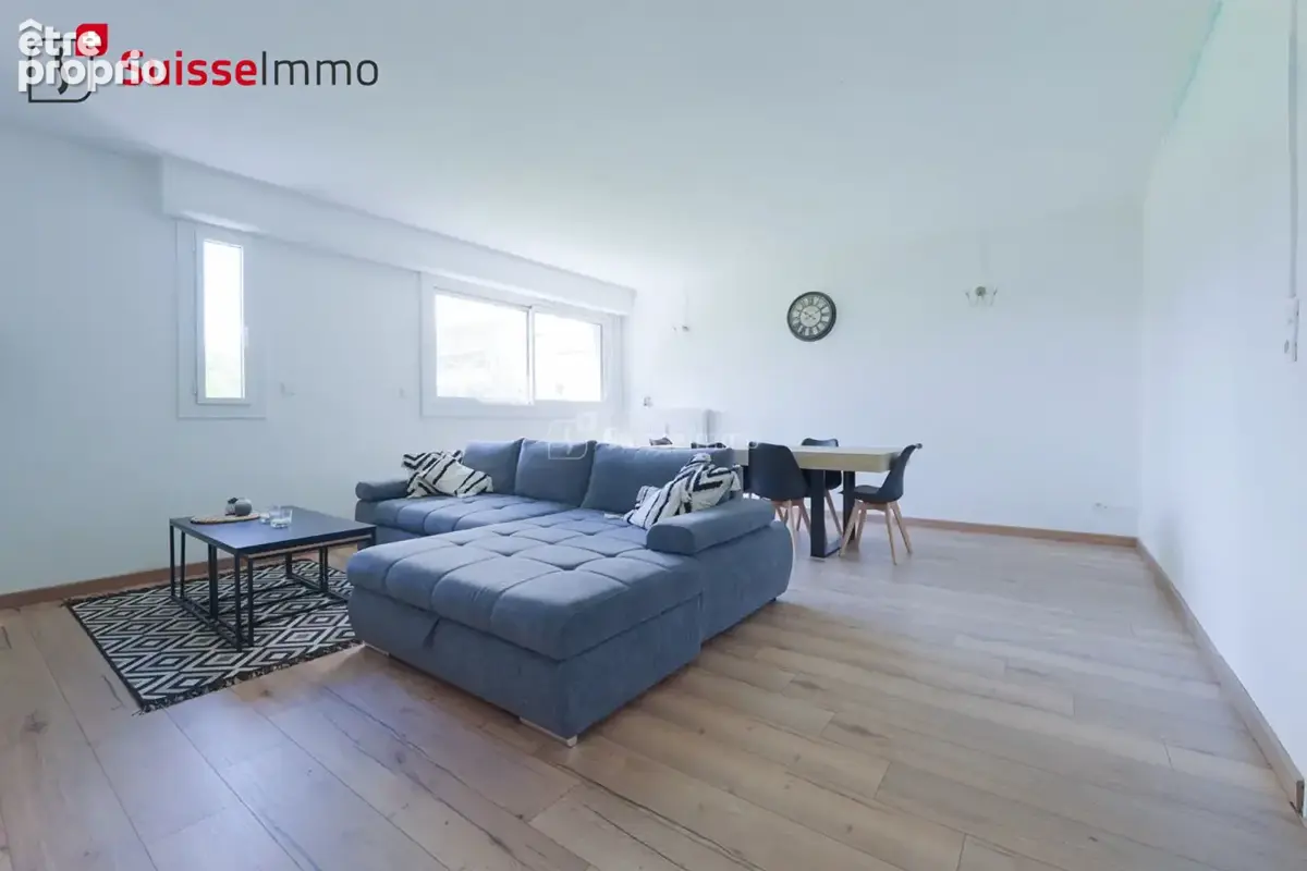 Au coeur d'un parc de 5 hectares, appartement 4 pièces en RDC - photo 3