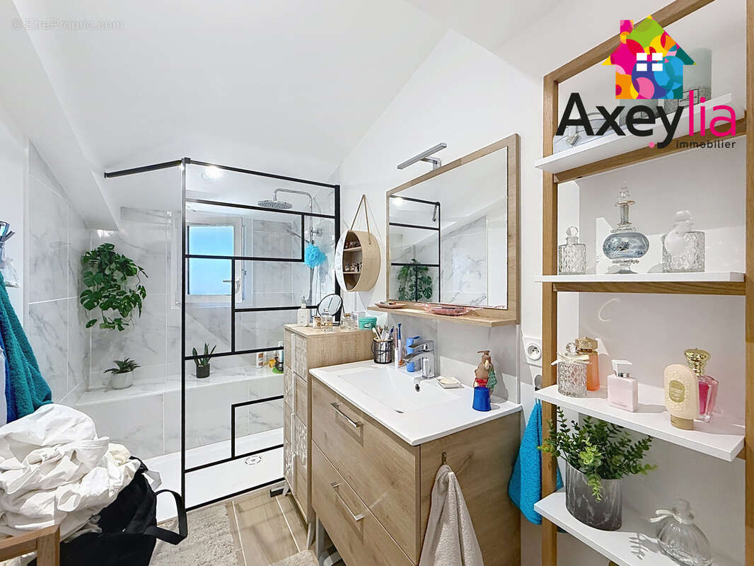 A vendre - riorges - propriété avec grande maison d'habitation, appartement indépendant, terrain et piscine - photo 26