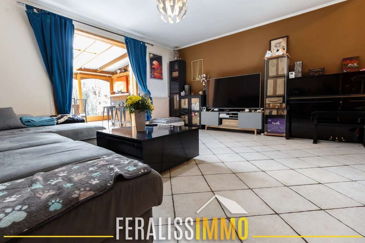Maison au calme, beaux volumes et véranda plein sud ! - photo 4