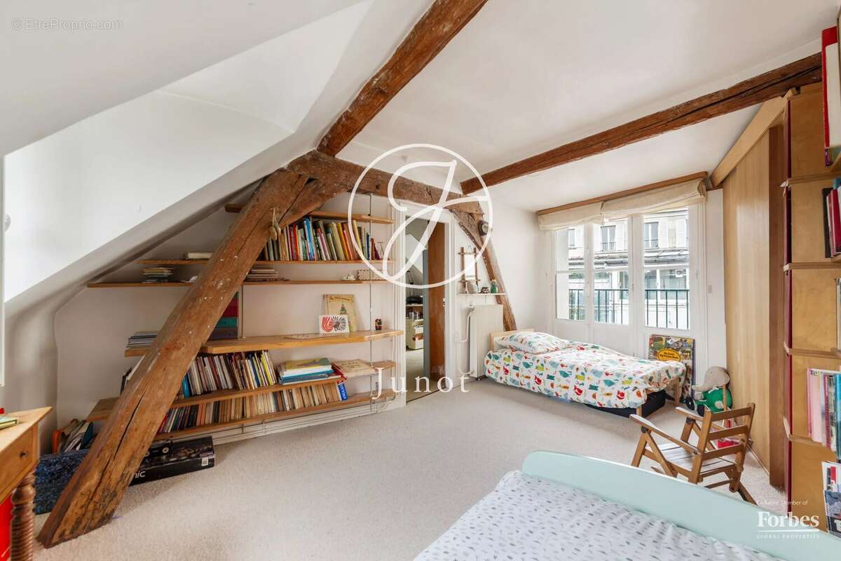Paris 18e - HAUT MONTMARTRE / PLACE JEAN BAPTISTE CLÉMENT  - Appartement  à vendre - 4 pièces - 90,84m² Carrez - 107,84m² au sol - photo 17