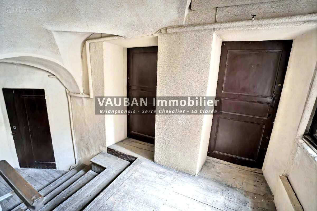 Deux appartements de type  studio + cave - briancon - vieille ville - photo 11