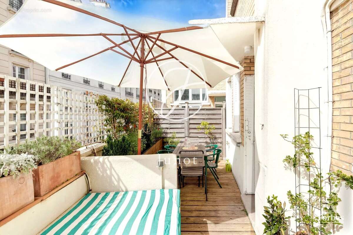 Paris 18e - MONTMARTRE / HAUT LEPIC - Appartement comme une maison - 3 pièces - 68,52m² Carrez - 72,81m² au sol - Terrasse 15,80 - photo 11