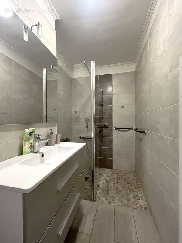 Appartement à SAINT-LAURENT-DU-VAR