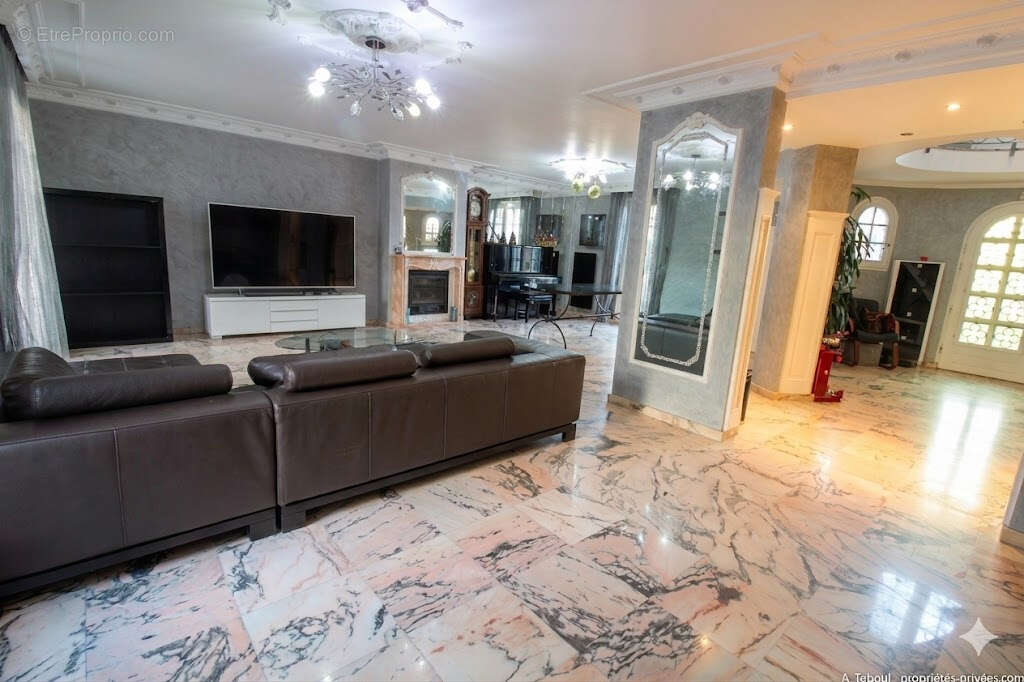 Coup de coeur : Villa familiale d'exception de 210m² - 5 chambres - Piscine -et jardin - Bron Les Genets - photo 4