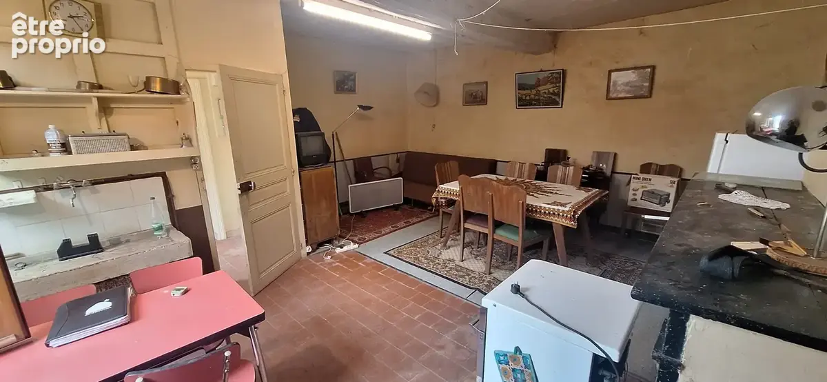 Maison de campagne 60m2 environ,2 granges 50m2 chacunes,ateliers,cave, sur son terrain 770m2. - photo 4