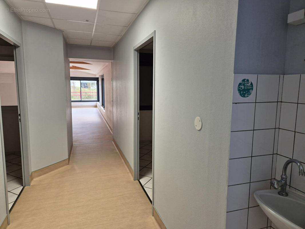 Maison plain pied de 280 m2 sur 613 m2 de terrain clos avec piscine couverte - photo 8